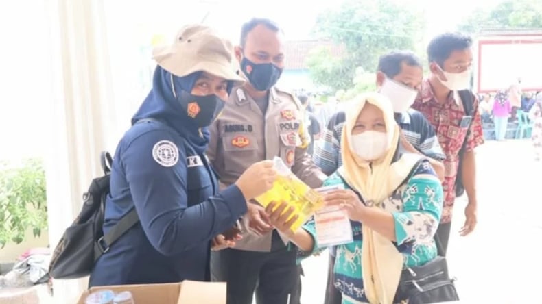 Usai Divaksin, Warga Lampung Selatan Semringah Dapat Minyak Goreng Gratis
