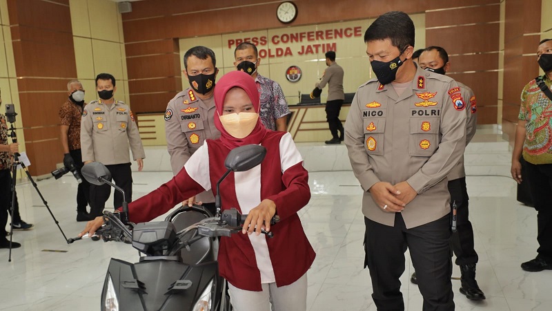 Kapolda Jatim Kembalikan Motor Driver Ojol Perempuan yang Hilang Dicuri 
