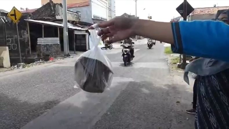 Kampanye Prokes, Pegawai di Solo Bagikan Ratusan Nasi Bungkus  