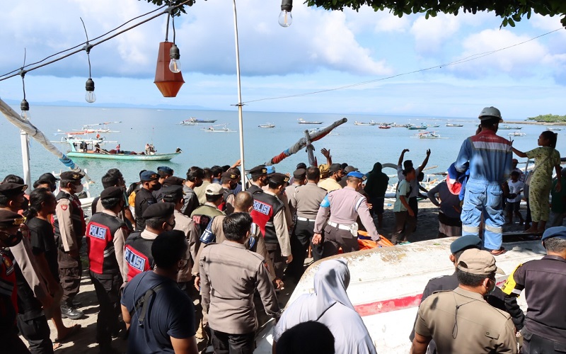 title Penertiban Perahu Nelayan di Senggigi Ricuh, Polisi Turun Tangan Penertiban Perahu Nelayan di Senggigi Ricuh, Polisi Turun Tangan