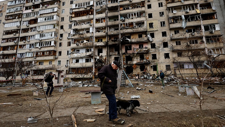  Rontok Ditembak Jatuh Militer Ukraina, Pesawat Rusia Timpa Apartemen 9 Lantai