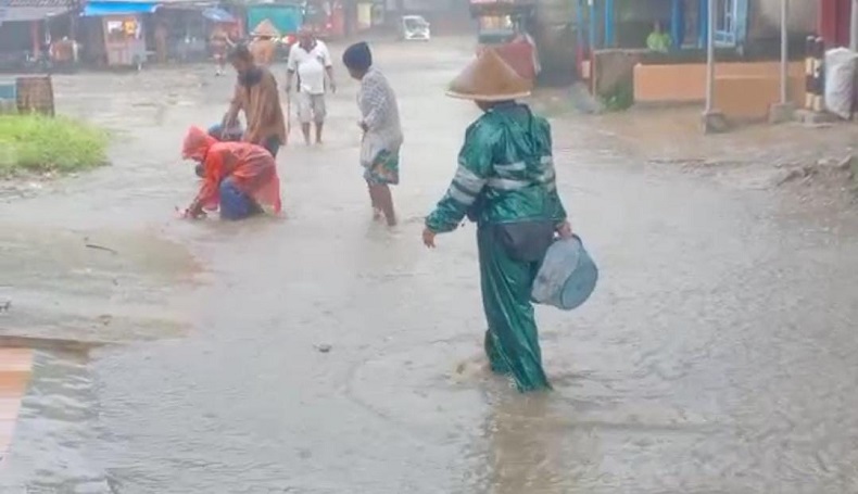 Protes Jalan Rusak, Warga Ujunggenteng Sukabumi Tebar Ikan di Kubangan 