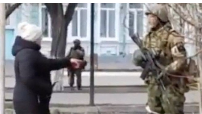 title Wow! Perempuan Ukraina Ini Berani Bentak Tentara Rusia Bersenjata Lengkap di Jalanan Wow! Perempuan Ukraina Ini Berani Bentak Tentara Rusia Bersenjata Lengkap di Jalanan