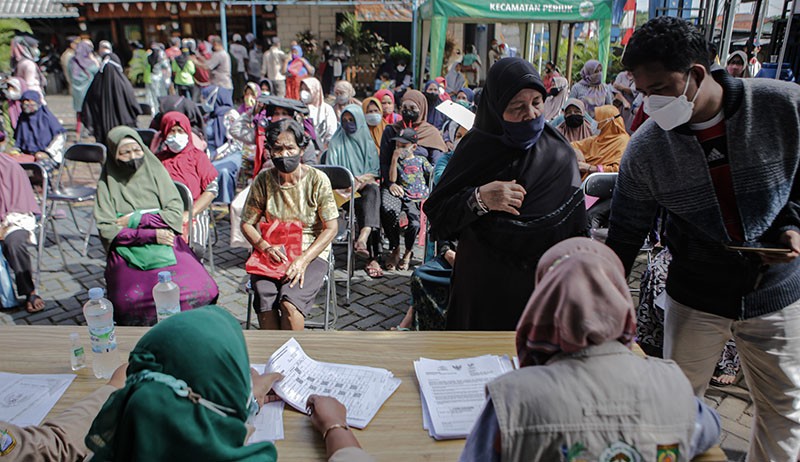 Suasana Antrean Pengambilan Bansos BPNT Rp600.000 di Kota Tangerang - Bagian 2