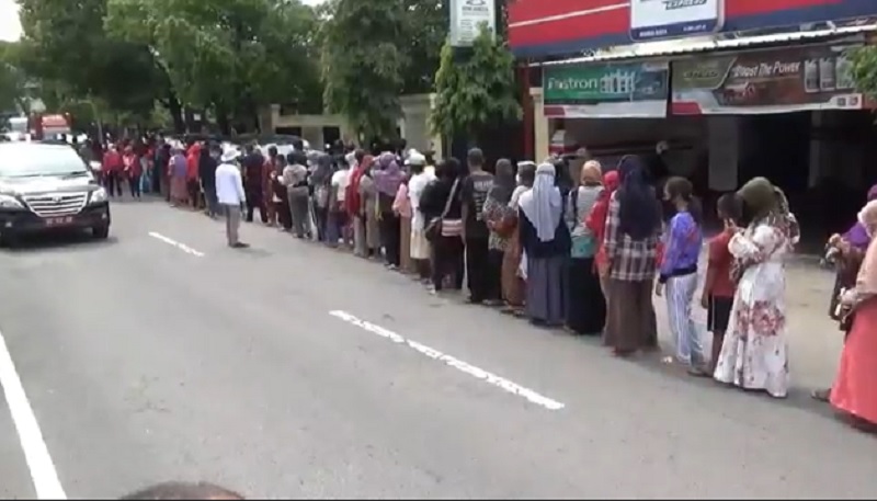 Ratusan Warga di Ponorogo Antre Berjam-Jam Demi Minyak Goreng 2 Liter 