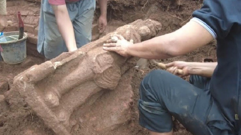 title 2 Arca Penjaga Candi Peninggalan Mataram Kuno Era Mpu Sindok Ditemukan 2 Arca Penjaga Candi Peninggalan Mataram Kuno Era Mpu Sindok Ditemukan