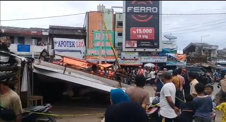title Diterjang Angin Kencang, Baliho di Pandeglang Timpa 2 Warga dan 7 Motor Diterjang Angin Kencang, Baliho di Pandeglang Timpa 2 Warga dan 7 Motor