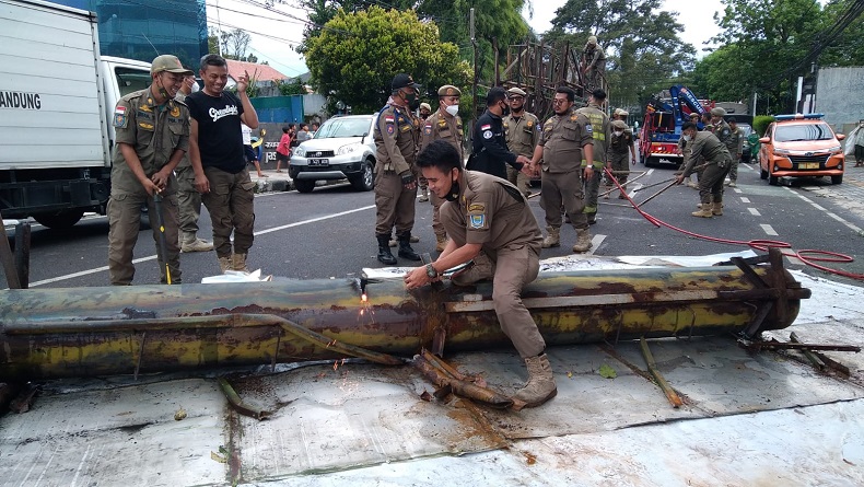 Billboard Roboh di Jalan Wastukancana Kota Bandung Dievakuasi