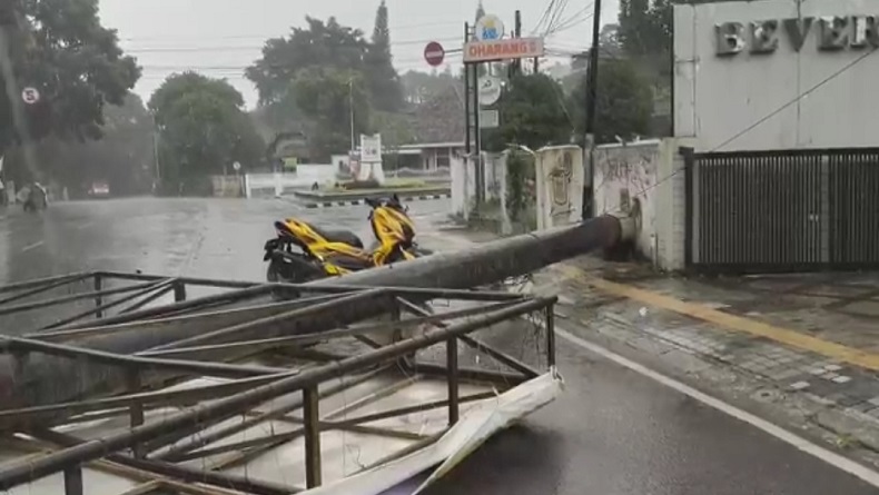 Ini Kronologi Kejadian Billboard Roboh di Jalan Wastukancana Bandung