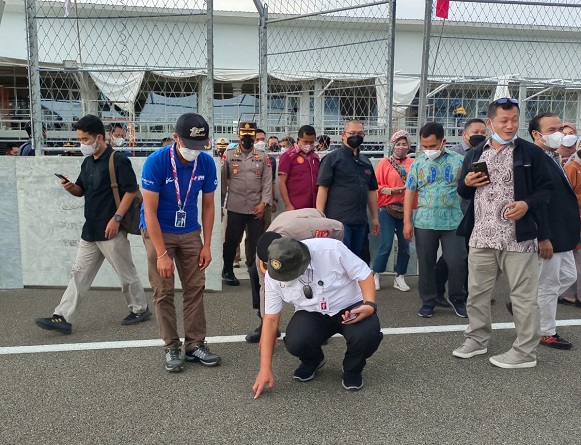 Tinjau Sirkuit Mandalika, Kompolnas Temukan Pekerja yang Bekerja sambil Merokok