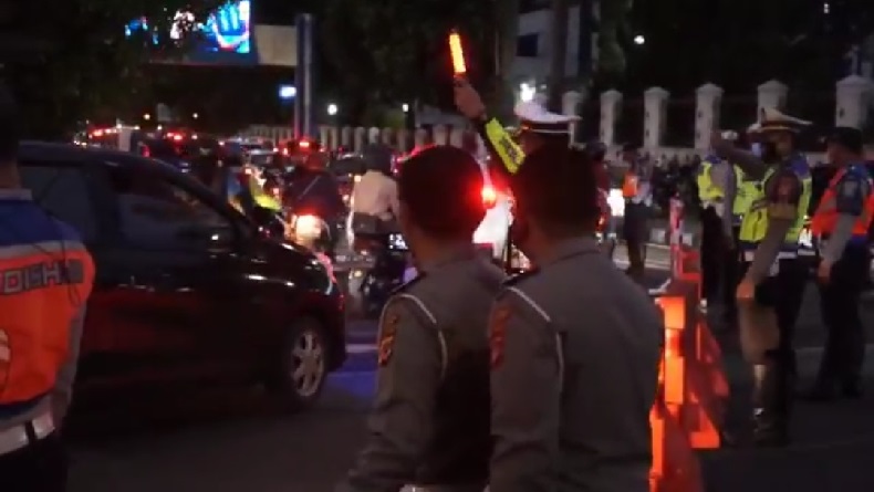 Malam Minggu di Kota Bandung, Petugas Sekat Ruas Jalan Asia Afrika dan Braga