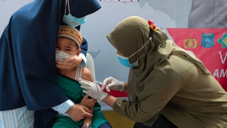 Dipantau Kapolri, Vaksinasi Serentak di Mapolsek Koba Diikuti Ratusan Warga