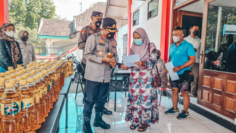 Polres Blitar Kota Gelar Vaksinasi Covid-19 Berhadiah Minyak Goreng, Warga Antusias