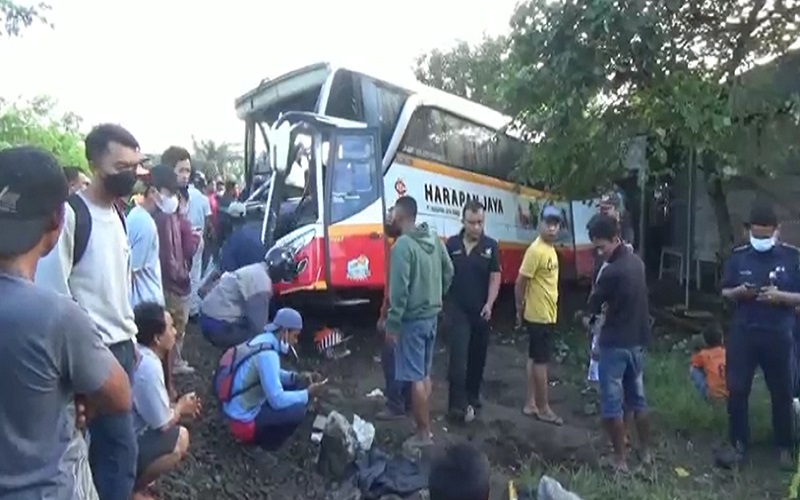 title Korban Tewas Bus Pariwisata Tertabrak KA di Tulungagung jadi 5 Orang Korban Tewas Bus Pariwisata Tertabrak KA di Tulungagung jadi 5 Orang