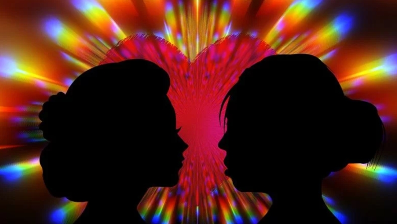 Bikin Konten Tiktok, 2 Perempuan Ciuman di Taman Jam Gadang Bukittinggi