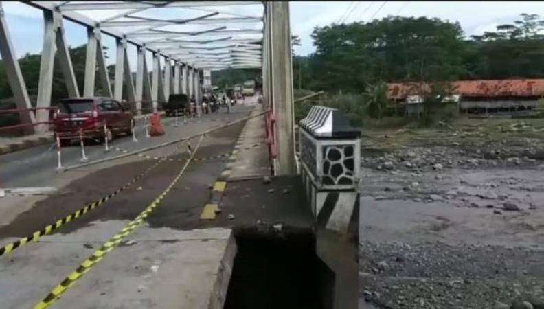  Banjir Bandang Rusak Jembatan di Ruas Jalan Nasional Bumiayu-Purwokerto 