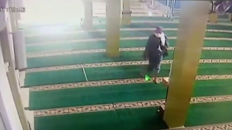 title Pria Bersorban Curi Speaker dan Kotak Amal di Masjid, Aksinya Terekam CCTV Pria Bersorban Curi Speaker dan Kotak Amal di Masjid, Aksinya Terekam CCTV