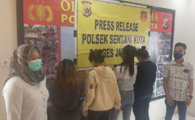 title Pemilik Kafe di Papua Tersangka Perdagangan Orang, Pekerjakan 4 Remaja Sukabumi Pemilik Kafe di Papua Tersangka Perdagangan Orang, Pekerjakan 4 Remaja Sukabumi