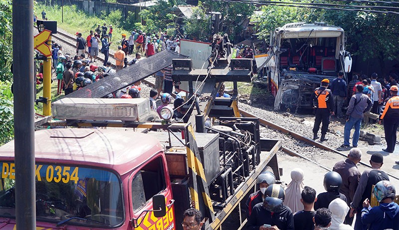 Penampakan Bus Pariwisata Hancur Tertabrak Kereta, 5 Penumpang Tewas - Bagian 3