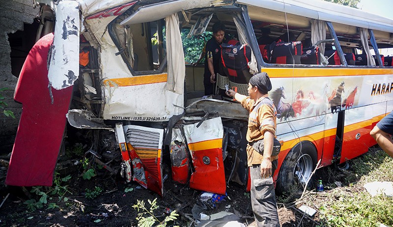 Penampakan Bus Pariwisata Hancur Tertabrak Kereta, 5 Penumpang Tewas - Bagian 1