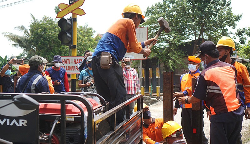Polisi Selidiki Penyebab Kecelakaan Tabrakan Kereta dan Bus di Tulungagung - Bagian 3