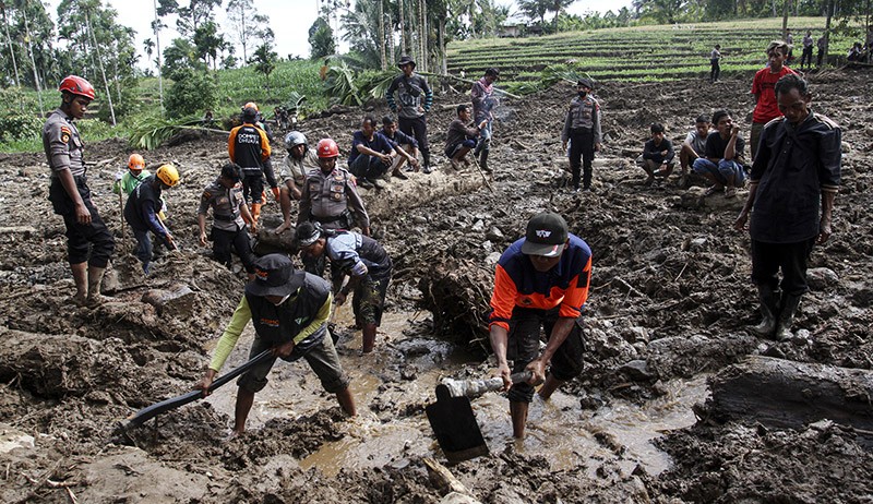 Tim SAR Gabungan Cari Korban Longsor di Pasaman - Bagian 2