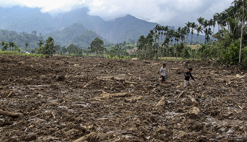 Tim SAR Gabungan Cari Korban Longsor di Pasaman - Bagian 3