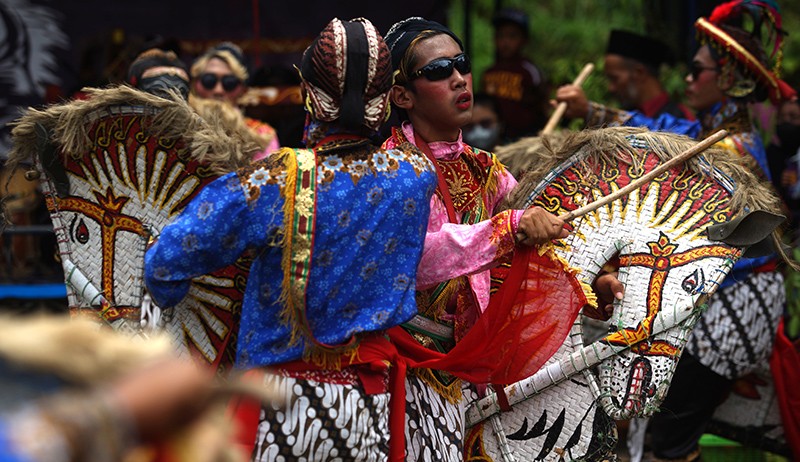 Aksi Tari Kuda Lumping Turgo Lereng Gunung Merapi - Bagian 1