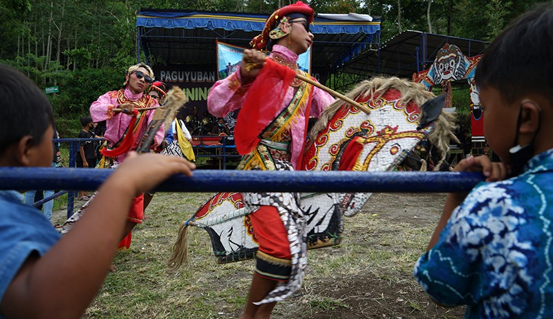 Aksi Tari Kuda Lumping Turgo Lereng Gunung Merapi - Bagian 2