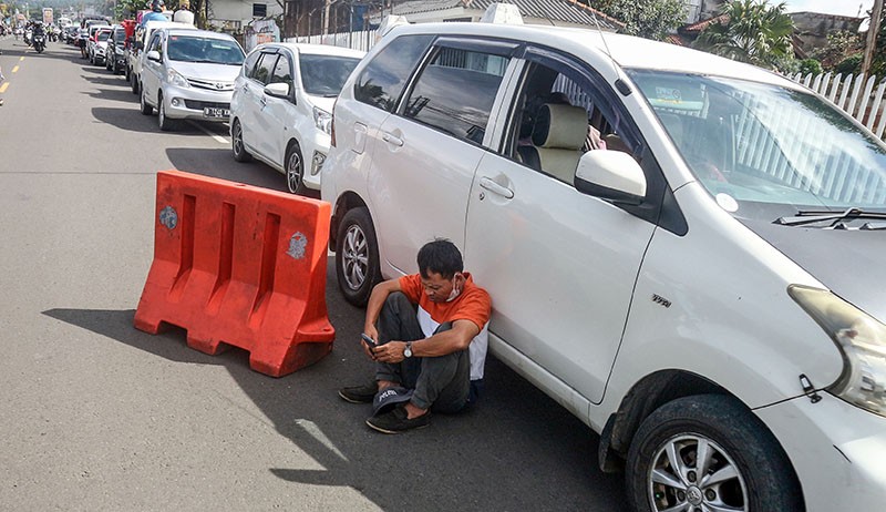 Macet Berjam-jam Menuju Puncak Bogor, Pengemudi Duduk di Jalanan - Bagian 1