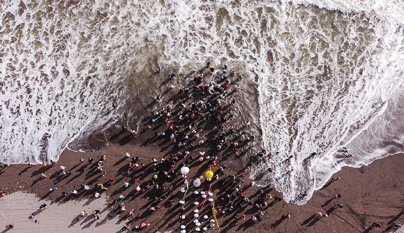 Umat Hindu Gelar Upacara Melasti di Pantai Parangkusumo Bantul - Bagian 1