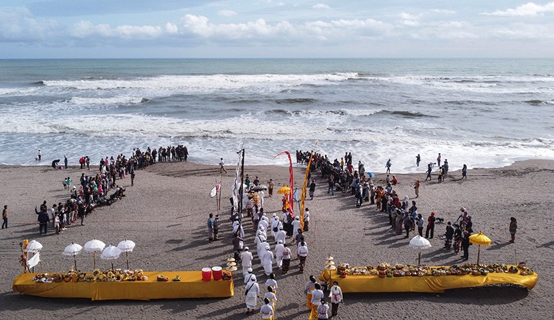 Umat Hindu Gelar Upacara Melasti di Pantai Parangkusumo Bantul - Bagian 2