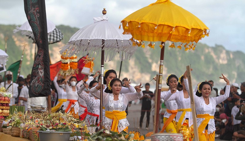 Umat Hindu Gelar Upacara Melasti di Pantai Parangkusumo Bantul - Bagian 3