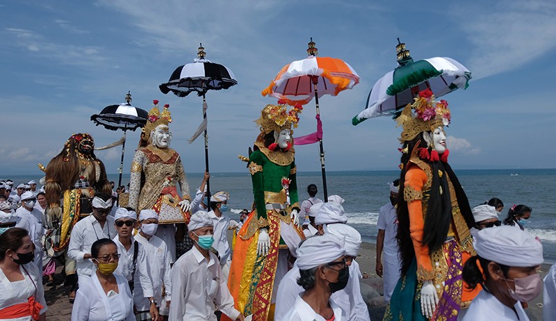 Foto-Foto Upacara Melasti Jelang Hari Raya Nyepi di Pantai Padang Galak Bali - Bagian 3