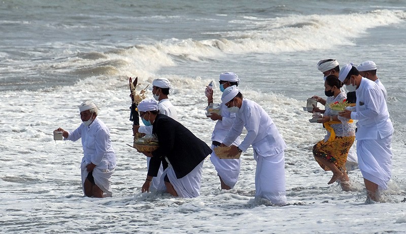 Foto-Foto Upacara Melasti Jelang Hari Raya Nyepi di Pantai Padang Galak Bali - Bagian 1