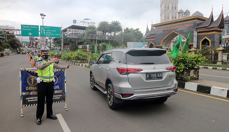 Polisi Sekat Kendaraan Menuju Jalur Wisata Puncak - Bagian 2