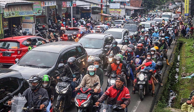 Suasana Kemacetan Panjang Jalur Wisata Puncak saat Libur Isra Miraj - Bagian 2