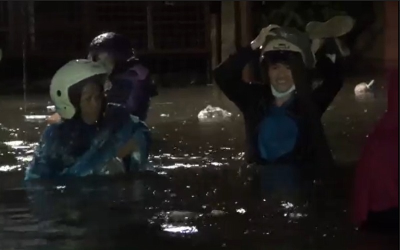 Banjir 2 Meter Rendam Ratusan Rumah di Medan, Warga Mengungsi 
