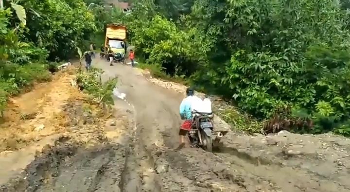 Tak Diperbaiki Pemda, Jalan Amblas Diterobos Pemotor hingga Nyaris Masuk Jurang