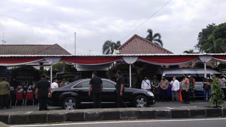  Presiden Jokowi Melayat ke Rumah Pakdenya di Solo