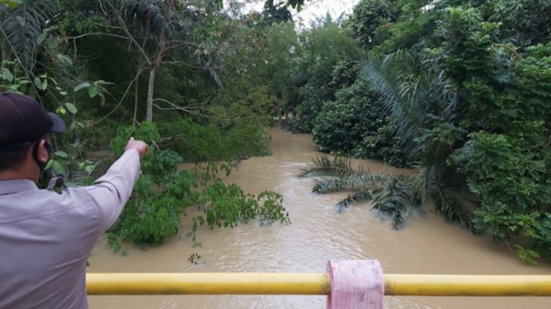 title Nekat Menerobos, Mobil Avanza Hilang Terseret Arus Banjir di Aceh Timur Nekat Menerobos, Mobil Avanza Hilang Terseret Arus Banjir di Aceh Timur