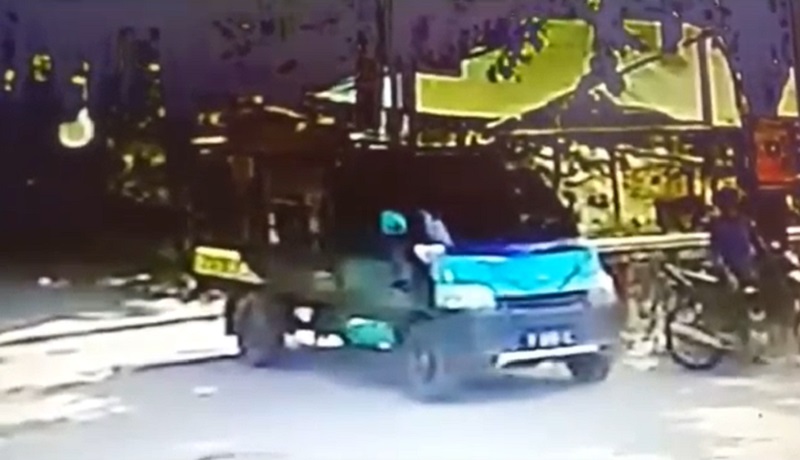 Terekam CCTV, Pencuri di Jember Bawa Kabur Sapi Limosin Pakai Pikap