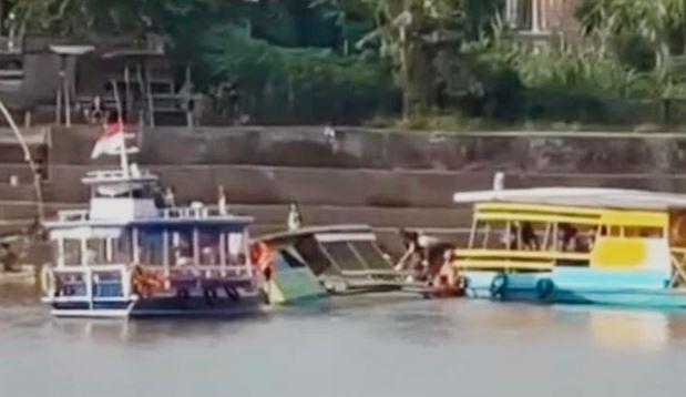 Perahu Getek Hias Berpenumpang 21 Orang Tenggelam di Danau Sipin Jambi