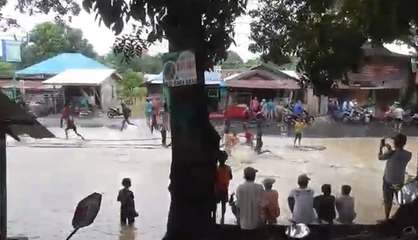 Remaja Medan Tawuran di Tengah Kepungan Banjir, Saling Kejar jadi Tontonan Warga