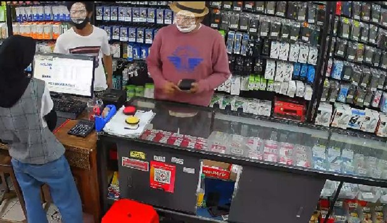 Viral, 2 Pria Gasak Ponsel di Indramayu dengan Wajah Terekam Jelas 