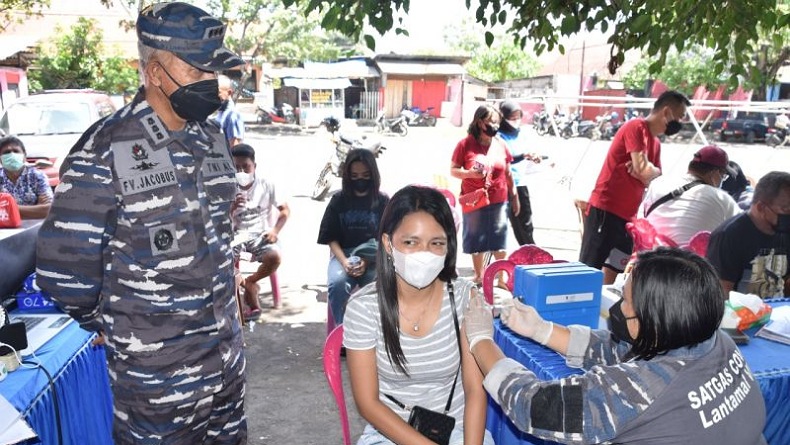 TNI AL Laksanakan Serbuan Vaksinasi Maritim di Pulau Kinabuhutan