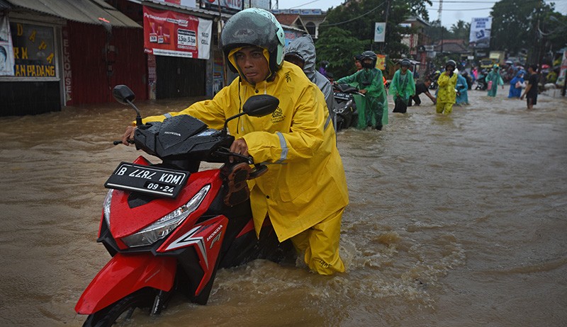 Sejumlah Motor Mogok Terjebak Banjir saat Melintasi Jalan Kota Serang - Bagian 1