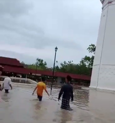 Banjir Terjang Masjid Agung Banten, Warga dan Peziarah Berhamburan