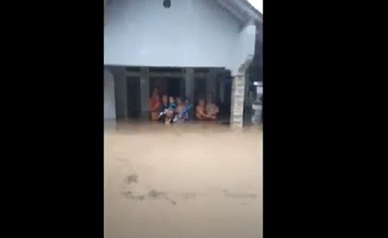 title Banjir Merendam Pandeglang, Ibu-Ibu Teriak Minta Dievakuasi Banjir Merendam Pandeglang, Ibu-Ibu Teriak Minta Dievakuasi