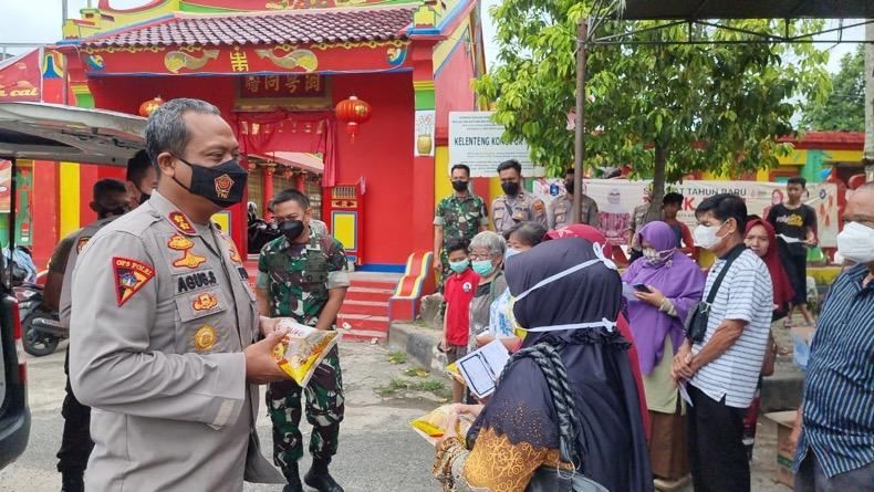 title Dapat Minyak Goreng Gratis, Vaksinasi Polres Bangka Barat Diserbu Warga Dapat Minyak Goreng Gratis, Vaksinasi Polres Bangka Barat Diserbu Warga